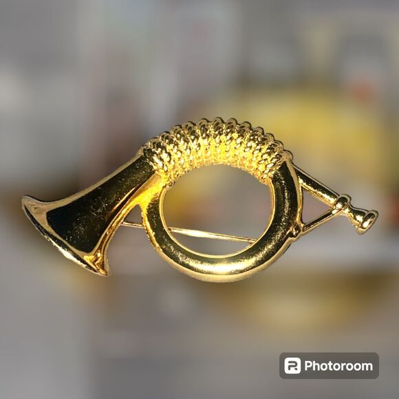 Burberry Elegant Horn Brooch - Picture 9 of 11